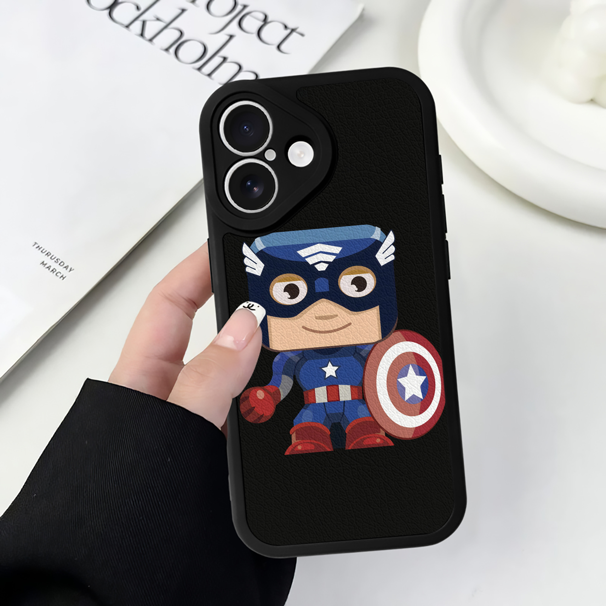 （画像用） アベンジャーズ The Avengers 【iPhone 16シリーズ対応】シリコンスマホケース（レザー調） 材質：シリコン